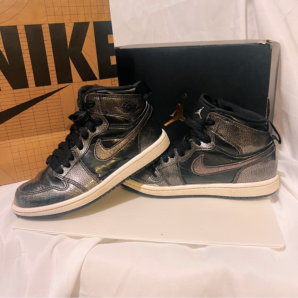 Nike Air Jordan 1 Retro High top Leather size 13 pre-loved no rips/signs…